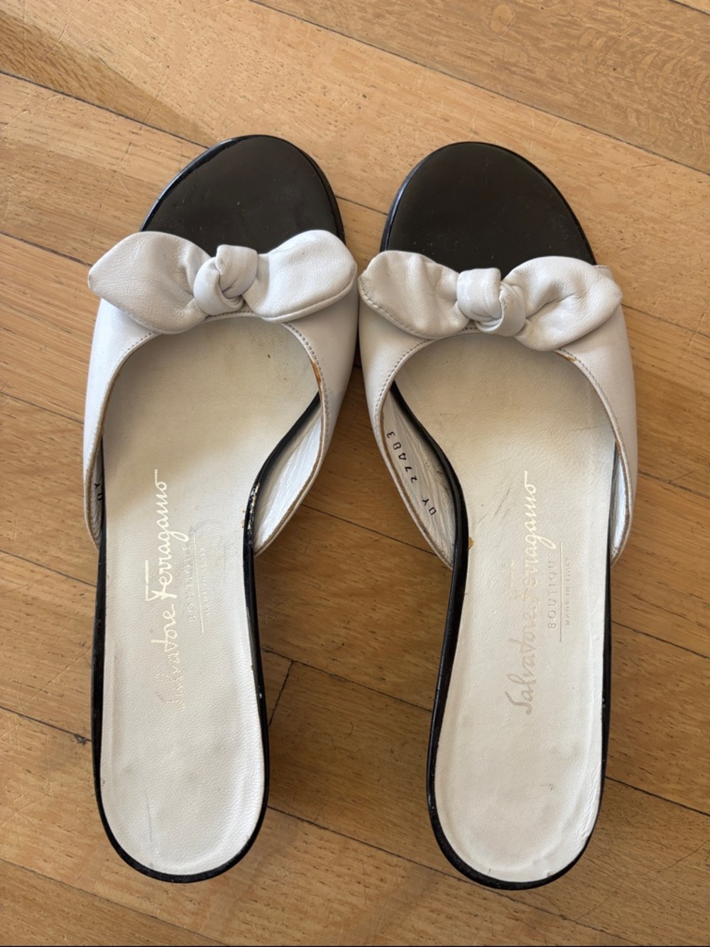 VINTAGE Salvatore Ferragamo Cream Knot Leather Slide Sandals with Black Toe